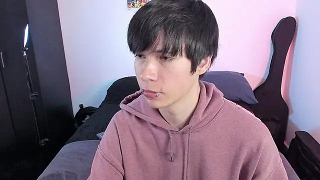 Snapshot of Aventure_Twinks chatting on 11/15/25, 02:42 Aventure Twinks online show from 11/15/25, 02:42