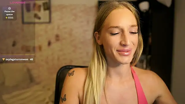 Snapshot of Nicolette__Shea_ chatting on 10/01/25, 08:20 Nicolette Shea online show from 10/01/25, 08:20