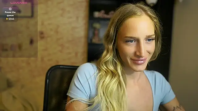 Snapshot of Nicolette__Shea_ chatting on 10/19/25, 01:34 Nicolette Shea online show from 10/19/25, 01:34