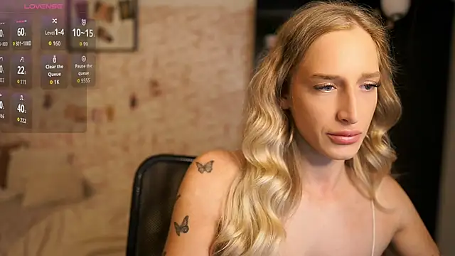 Snapshot of Nicolette__Shea_ chatting on 10/25/25, 07:38 Nicolette Shea online show from 10/25/25, 07:38