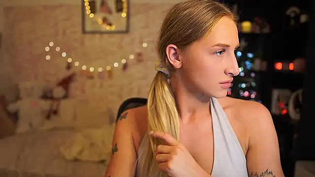 Snapshot of Nicolette__Shea_ chatting on 12/03/25, 10:02 Nicolette Shea online show from 12/03/25, 10:02