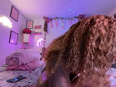 Snapshot of VixenCapri chatting on 11/22/25, 05:12 VixenCapri online show from 11/22/25, 05:12