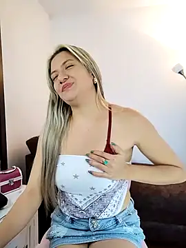 Snapshot of valeriahunter1 chatting on 12/17/24, 10:32 valeriahunter1 online show from 12/17/24, 10:32