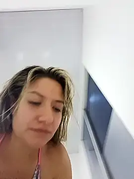 Snapshot of valeriahunter1 chatting on 01/11/25, 12:22 valeriahunter1 online show from 01/11/25, 12:22