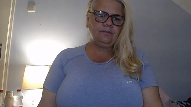 hotladymoon online show from 07/27/26, 07:10