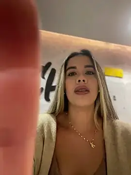 Snapshot of Emilia_Bakerr chatting on 12/27/24, 04:21 Emilia Bakerr online show from 12/27/24, 04:21