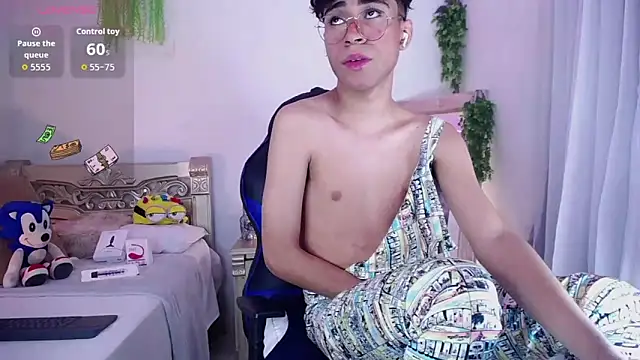 Snapshot of huge_armound chatting on 09/25/25, 05:44 huge armound online show from 09/25/25, 05:44