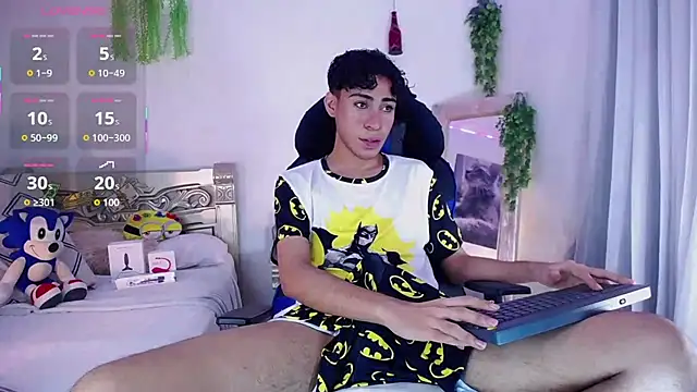 Snapshot of huge_armound chatting on 10/10/25, 03:27 huge armound online show from 10/10/25, 03:27