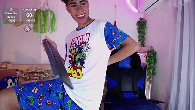 Snapshot of huge_armound chatting on 10/14/25, 12:00 huge armound online show from 10/14/25, 12:00