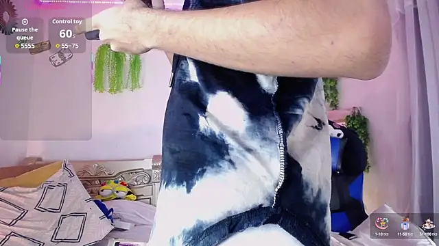 Snapshot of huge_armound chatting on 10/15/25, 12:11 huge armound online show from 10/15/25, 12:11