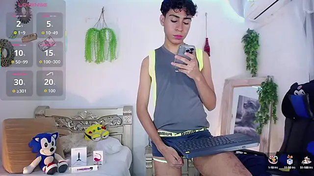 Snapshot of huge_armound chatting on 10/17/25, 04:59 huge armound online show from 10/17/25, 04:59