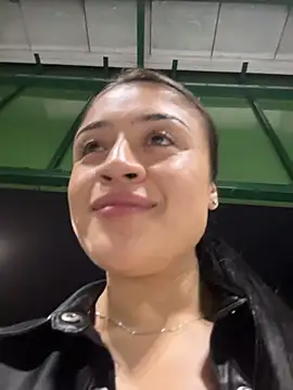 Snapshot of lucianaroy chatting on 10/21/25, 01:17 lucianaroy online show from 10/21/25, 01:17