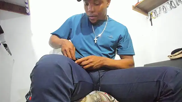 Snapshot of hugo3918_ chatting on 09/28/25, 02:06 hugo3918  online show from 09/28/25, 02:06