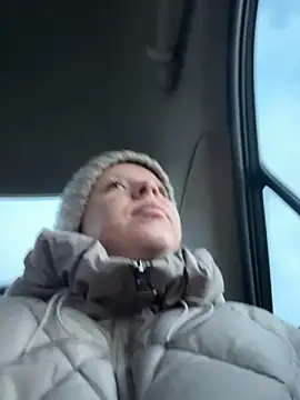 Snapshot of LikaCat chatting on 11/13/25, 01:59 LikaCat online show from 11/13/25, 01:59