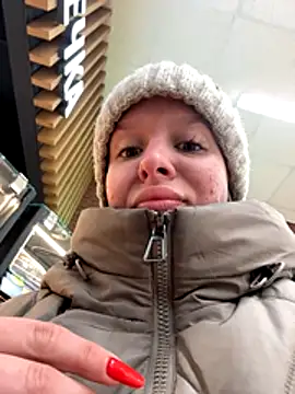 Snapshot of LikaCat chatting on 11/21/25, 02:10 LikaCat online show from 11/21/25, 02:10