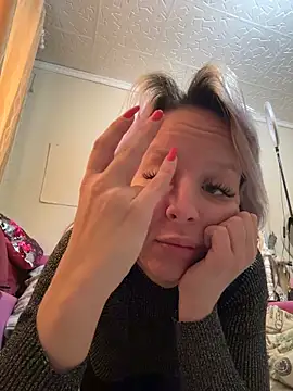 Snapshot of LikaCat chatting on 11/28/25, 03:09 LikaCat online show from 11/28/25, 03:09