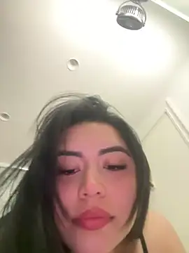 Snapshot of EmilyxRose_- chatting on 06/14/26, 05:04 EmilyxRose - online show from 06/14/26, 05:04