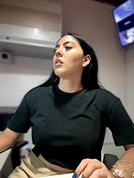 Snapshot of MarianaBenz chatting on 11/18/25, 01:55 MarianaBenz online show from 11/18/25, 01:55