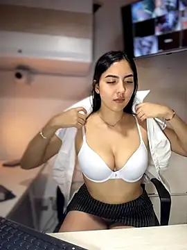 MarianaBenz online show from 06/26/26, 11:42