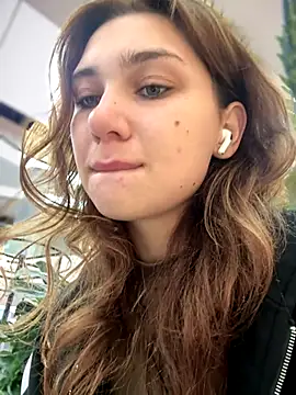 QuitieLia online show from 09/28/25, 08:20