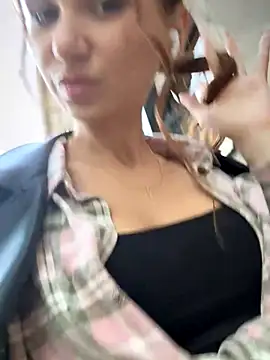 QuitieLia online show from 10/08/25, 02:36