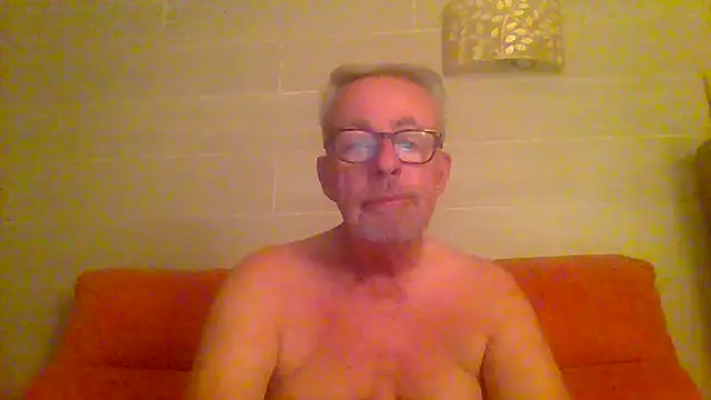 Snapshot of tuggy59 chatting on 09/10/25, 04:45 tuggy59 online show from 09/10/25, 04:45