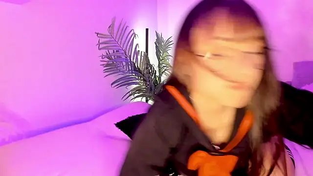 Snapshot of Gloomydoll chatting on 10/06/25, 06:05 Gloomydoll online show from 10/06/25, 06:05