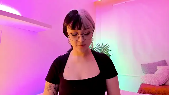 Snapshot of Gloomydoll chatting on 11/14/25, 09:24 Gloomydoll online show from 11/14/25, 09:24