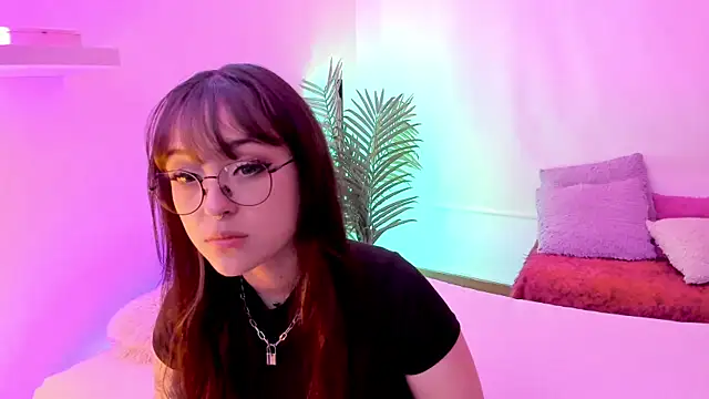 Snapshot of Gloomydoll chatting on 11/18/25, 09:19 Gloomydoll online show from 11/18/25, 09:19