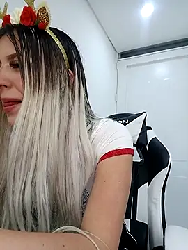 Snapshot of eva-2023 chatting on 11/21/25, 01:04 eva-2023 online show from 11/21/25, 01:04