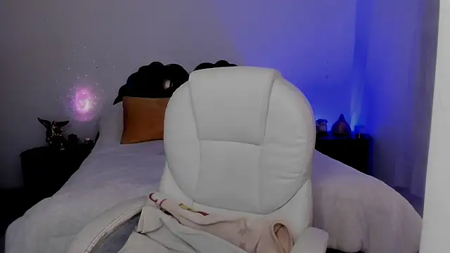 Snapshot of emilydolshe2 chatting on 11/20/25, 01:55 emilydolshe2 online show from 11/20/25, 01:55