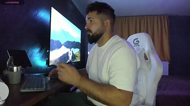 Snapshot of Eduu2322 chatting on 10/20/25, 09:04 Eduu2322 online show from 10/20/25, 09:04