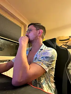 Snapshot of Shaiiboy chatting on 10/25/25, 03:36 Shaiiboy online show from 10/25/25, 03:36