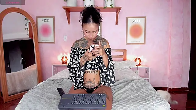 Snapshot of AliceBanks chatting on 10/14/25, 11:22 AliceBanks online show from 10/14/25, 11:22