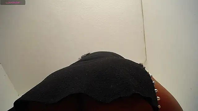 xairaruiz  online show from 02/06/25, 07:51