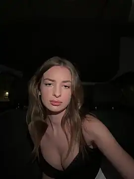 Snapshot of EvieEvans chatting on 11/04/25, 05:23 EvieEvans online show from 11/04/25, 05:23