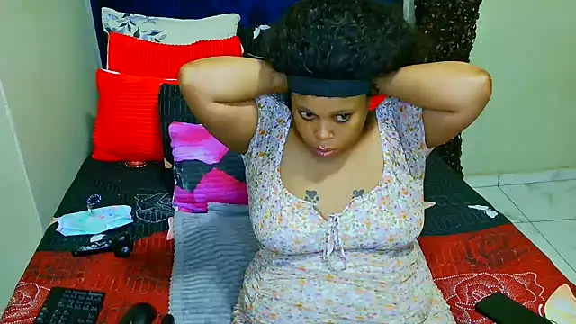 Snapshot of THESHORTQUEEN chatting on 12/17/25, 02:28 THESHORTQUEEN online show from 12/17/25, 02:28