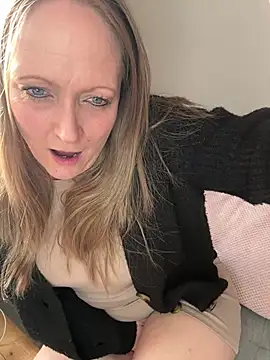 Snapshot of HoneyBluex chatting on 02/03/25, 01:08 HoneyBluex online show from 02/03/25, 01:08