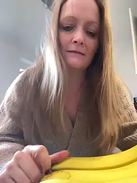 Snapshot of HoneyBluex chatting on 02/05/25, 01:44 HoneyBluex online show from 02/05/25, 01:44