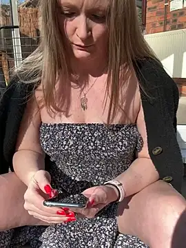 Snapshot of HoneyBluex chatting on 03/03/25, 11:22 HoneyBluex online show from 03/03/25, 11:22