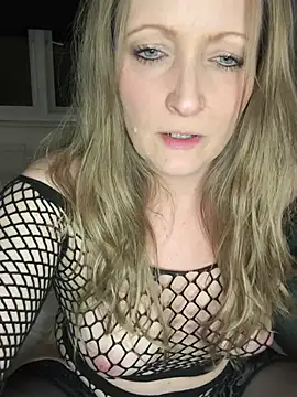 Snapshot of HoneyBluex chatting on 03/10/25, 08:12 HoneyBluex online show from 03/10/25, 08:12