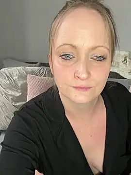 Snapshot of HoneyBluex chatting on 03/14/25, 11:23 HoneyBluex online show from 03/14/25, 11:23