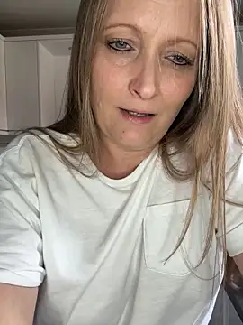 Snapshot of HoneyBluex chatting on 09/15/25, 11:54 HoneyBluex online show from 09/15/25, 11:54