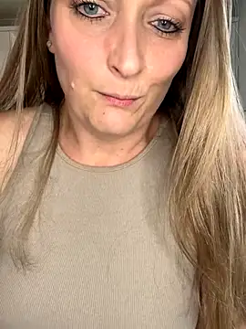 Snapshot of HoneyBluex chatting on 09/25/25, 11:14 HoneyBluex online show from 09/25/25, 11:14