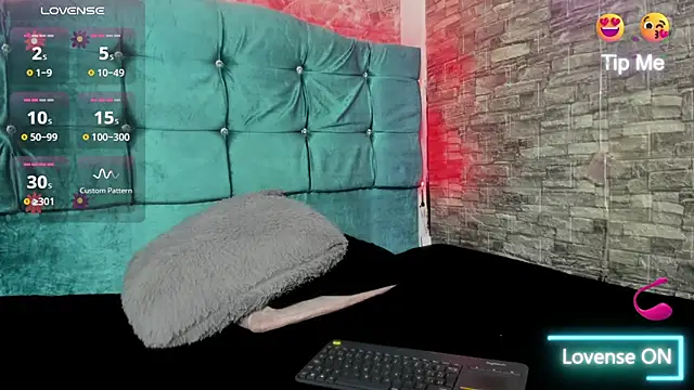 Snapshot of Cloee66 chatting on 10/10/25, 02:49 Cloee66 online show from 10/10/25, 02:49