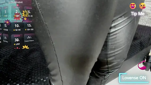 Snapshot of Cloee66 chatting on 10/15/25, 02:50 Cloee66 online show from 10/15/25, 02:50