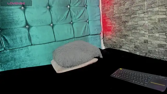 Snapshot of Cloee66 chatting on 10/17/25, 03:25 Cloee66 online show from 10/17/25, 03:25