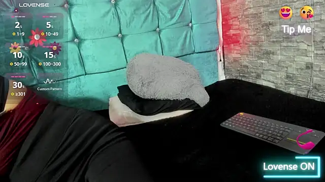 Snapshot of Cloee66 chatting on 10/20/25, 01:44 Cloee66 online show from 10/20/25, 01:44