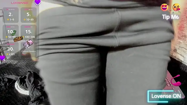 Snapshot of Cloee66 chatting on 10/30/25, 01:01 Cloee66 online show from 10/30/25, 01:01