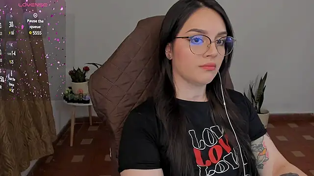 Snapshot of anaveleeez chatting on 12/19/24, 02:34 anaveleeez online show from 12/19/24, 02:34